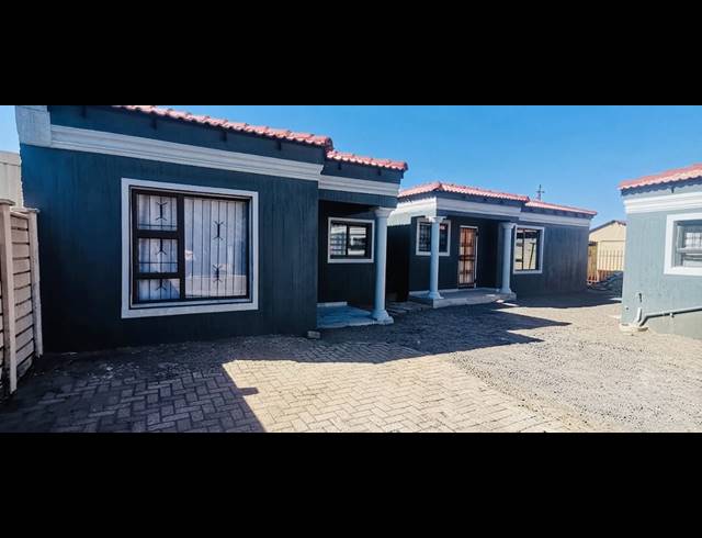4 BEDROOM HOUSE FOR SALE IN SEBOKENG ZONE 11